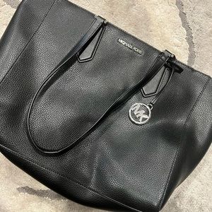 Black leather Michael Kors bag in great shape.